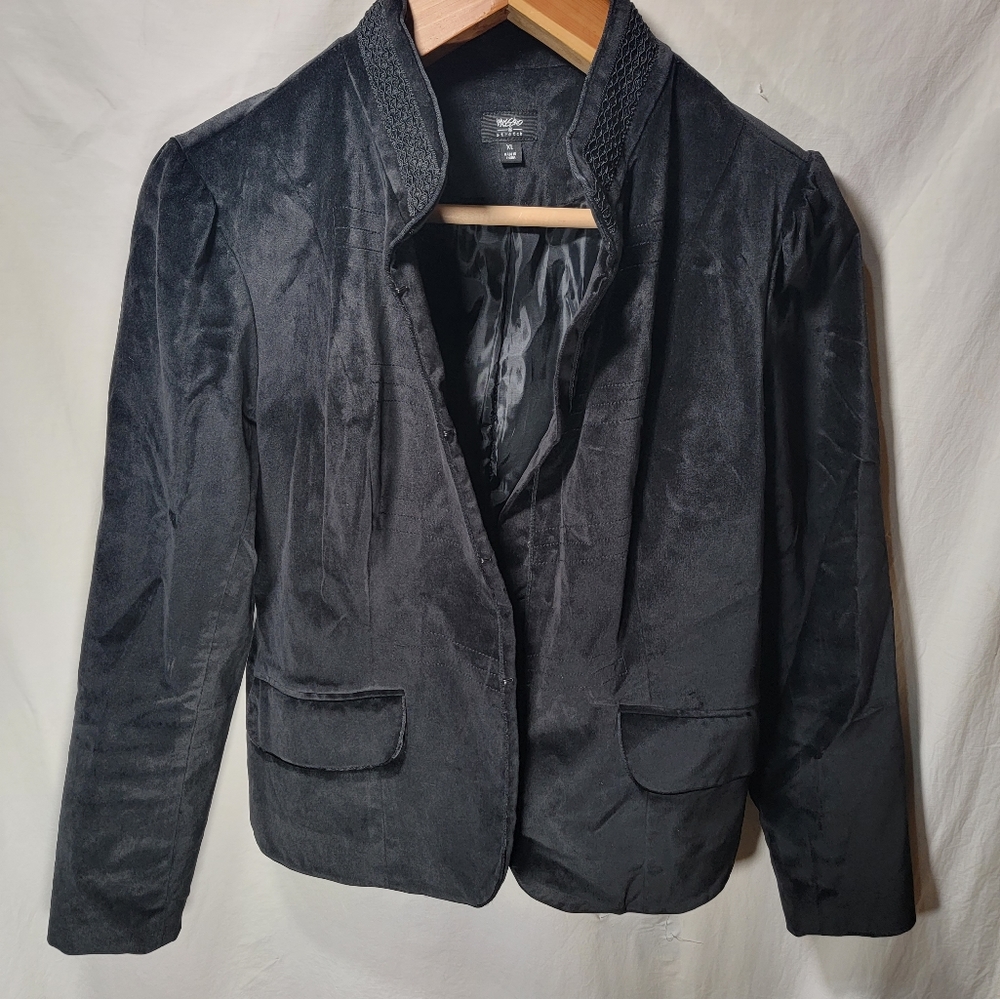 Womans Mossimo XL velvety feel jacket Clip closures, embroidery, very beautiful.